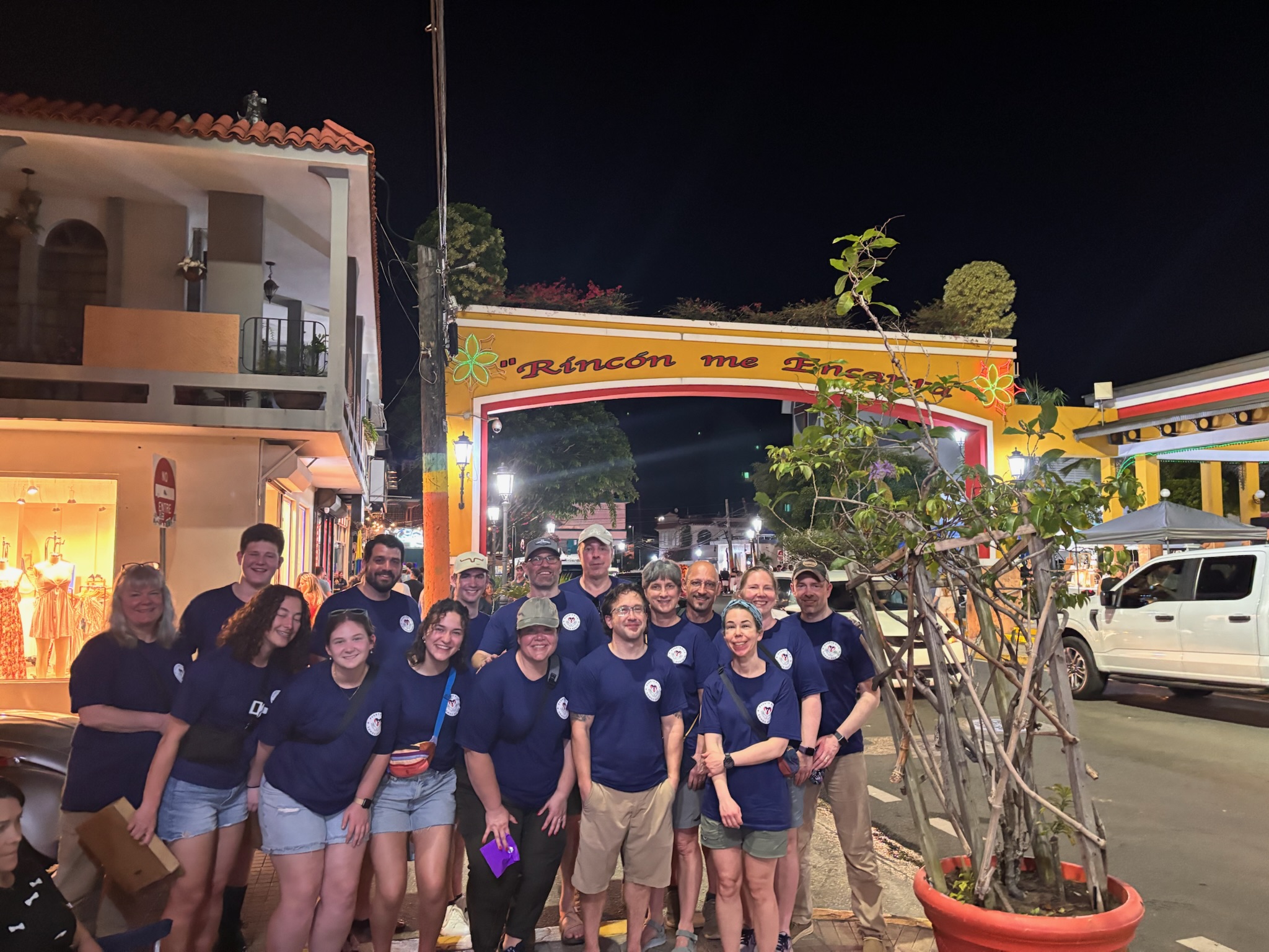 The WHOLE group together (Zach Layman arrived today!) down at the Rincón market.